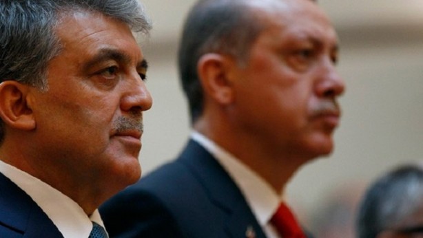 Foto - ERDOĞAN MI GÜL MÜ? CHP Genel Başkanı Kemal Kılıçdaroğlu'nun Abdullah Gül üzerinde eğilim göstermesi üzerine vatandaşlara Cumhurbaşkanlığı için Erdoğan mı, Gül mü? sorusu da soruldu. Çıkan sonuçlara göre, “Erdoğan’a oy veririm” diyenlerin oranı yüzde 44.3 çıkarken, Gül'e oy veririm diyenlerin oranı ise sadece yüzde 21.3'te kaldı. 